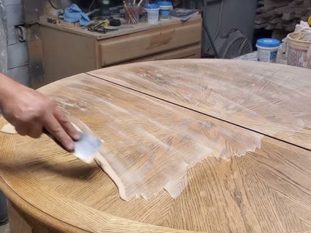 Aplikace tmelu Rubio Woodfiller Quick do praskliny ve dřevě